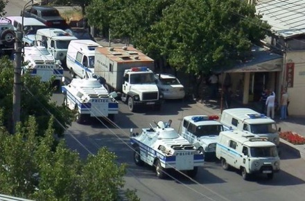 Из полицейского участка на окраине Еревана спецназ освободил двух заложников