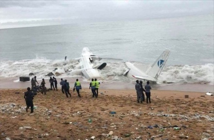 Опубликованы кадры с места крушения самолёта у побережья Кот-д’Ивуара
