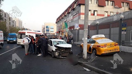 Один человек погиб, девять пострадали при наезде автомобиля на пешеходов в Москве