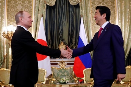 Премьер Японии предложил президенту России обсудить мирный договор
