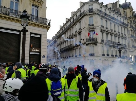 Полиция задержала 950 человек во время демонстрации «жёлтых жилетов» во Франции