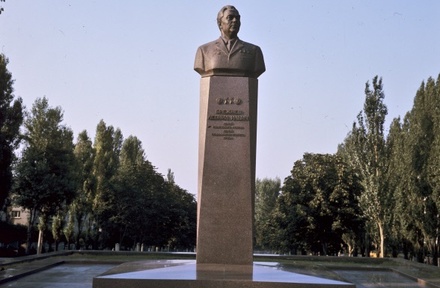 В Днепродзержинске демонтируют памятки Дзержинскому и Брежневу