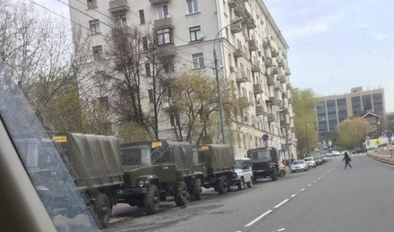 Очевидцы сообщают о скоплении военной техники у Белого дома в Москве