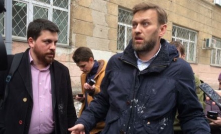 Алексея Навального в Новосибирске забросали пирожными