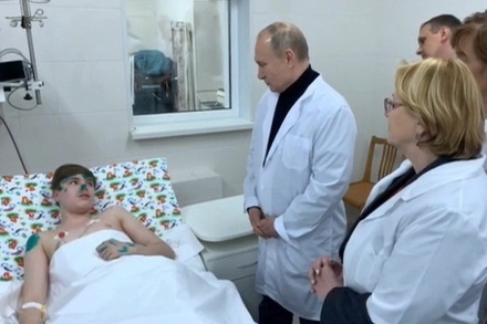 Путин подарил пострадавшему при ЧП в Магнитогорске подростку ноутбук