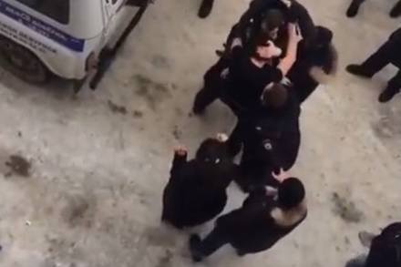 Опубликовано видео драки в Дагестане между полицейскими и местными жителями