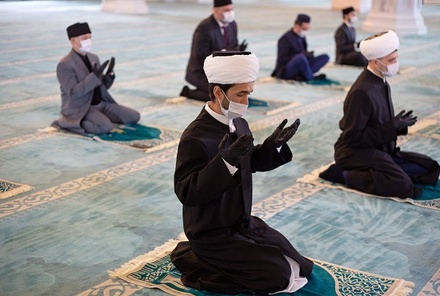 В мечети Москвы решили пускать только в маске и перчатках