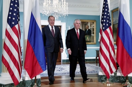 Лавров обсудил с Тиллерсоном новые санкции США против России