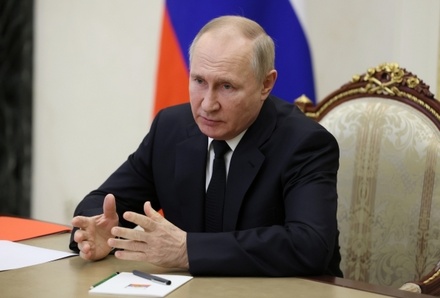 Путин анонсировал допвыплаты медикам первичного звена и работникам скорых