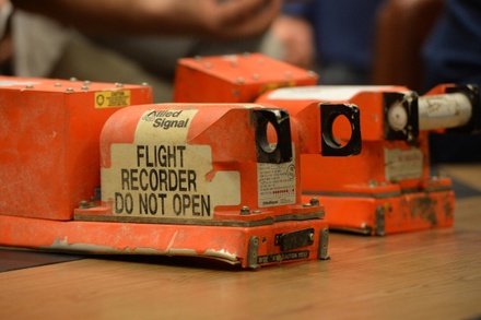 Два чёрных ящика с разбившегося Boeing передали малайзийским экспертам