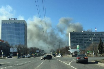 Ангар с автомобилями горит на юго-западе Москвы