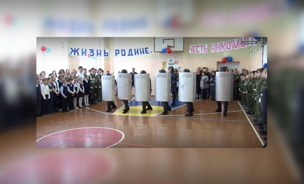 На Урале сотрудники ФСИН показали школьникам приёмы разгона людей
