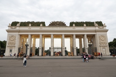Парк Горького в Москве временно закрыли для посетителей из-за непогоды