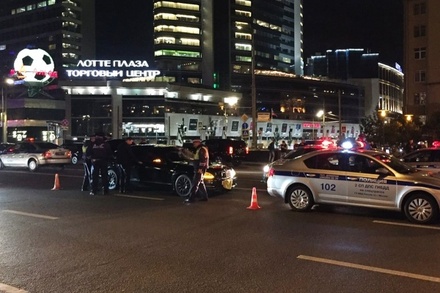 В центре Москвы Mercedes с номерами серии АМР насмерть сбил сотрудника ГИБДД