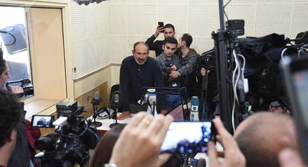 В Ереване оппозиционеры ворвались в здание Общественного радио Армении