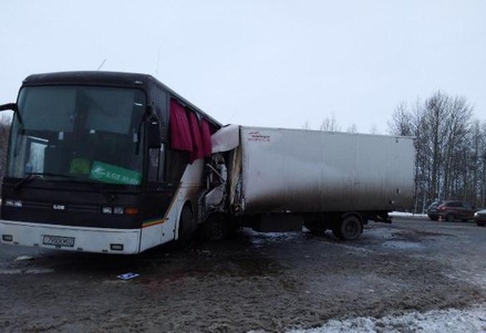 Два человека погибли в аварии с автобусом и грузовиком в Тюменской области