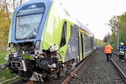 В Германии пассажирский поезд врезался в грузовик