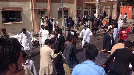 При атаке смертника в пакистанской больнице погибли не менее 40 человек