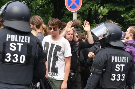 На протестной акции в Гамбурге задержали депутата Европарламента