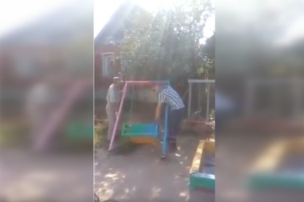 Власти Астрахани назвали нецелесообразной построенную жителями детскую площадку