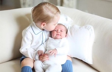В Twitter выложили первые фотографии британской принцессы Шарлотты