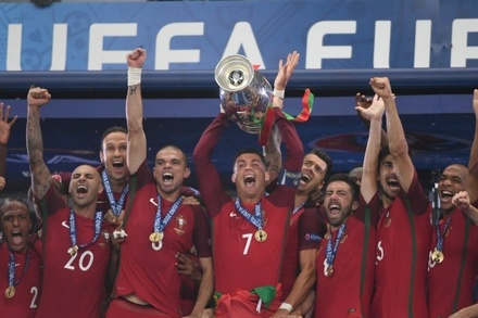 Президент Португалии наградил футболистов национальной сборной орденом Заслуг