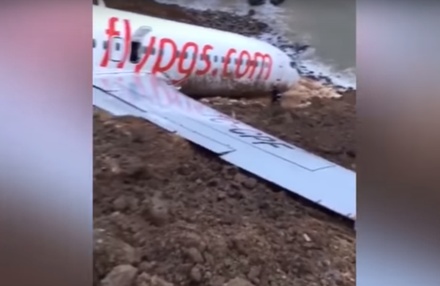 В сети появилось видео застрявшего на краю обрыва самолёта в Турции