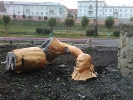 Пьяный житель Кузбасса при попытке сделать селфи сломал памятник Ленину