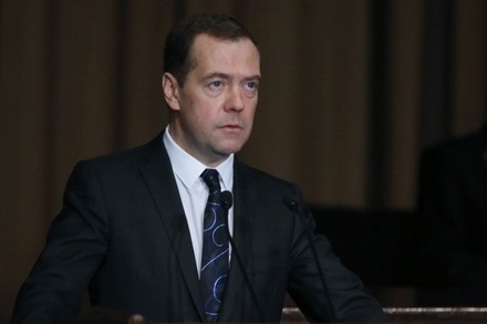 Медведев призвал членов ЕР направить месячную зарплату на помощь медработникам