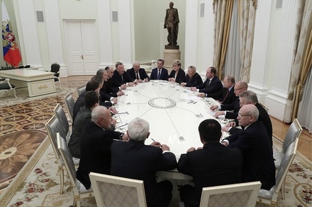 Владимир Путин встретился с ушедшими в отставку губернаторами