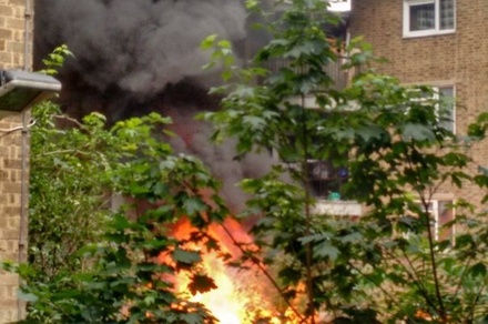 В Лондоне в высотке после нескольких взрывов начался пожар