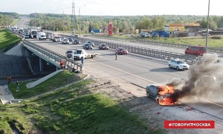 На Симферопольском шоссе сгорела легковушка