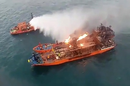 Пожар на судах в Чёрном море будет продолжаться ещё двое суток