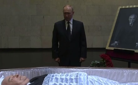 Владимир Путин положил цветы к гробу Михаила Горбачёва