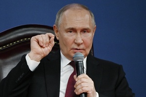 Владимир Путин назвал горячей ситуацию с паводками и пожарами в некоторых регионах