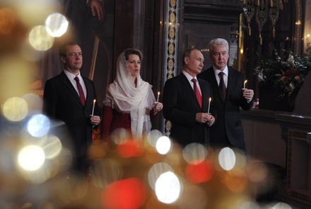 Путин и Медведев с супругой приехали в храм Христа Спасителя на пасхальную службу