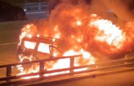 В сети появилось видео сгоревшей машины на МКАД