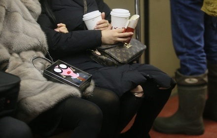 В Госдуме идею о штрафах за кофе в метро назвали «законодательным зудом»