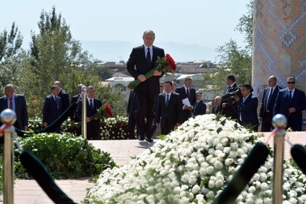 Владимир Путин возложил цветы к могиле Ислама Каримова