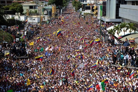 В Венесуэле оппозиция заблокировала крупнейшую автостраду Каракаса