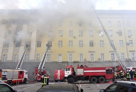 Крыша горящего здания Минобороны обрушилась на площади 1200 квадратных метров