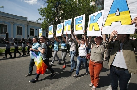 В российском ЛГБТ-сообществе назвали победой проведение в Киеве гей-парада