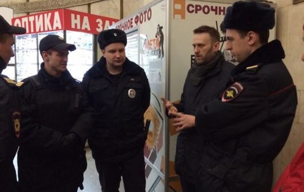 Алексей Навальный задержан в московском метро за раздачу листовок