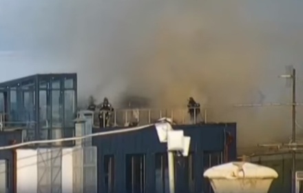 МЧС предупредило об угрозе обрушения горящего здания в центре Москвы