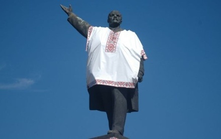 Памятник Ленину в Запорожье облачили в украинскую вышиванку