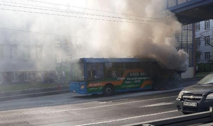 Очевидцы сообщают о возгорании автобуса на востоке Москвы