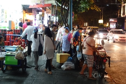 Российский турист в Таиланде украл 10 порций шашлыка у уличного торговца