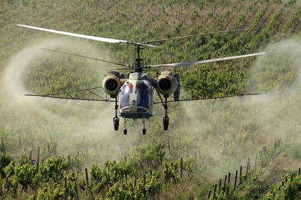 В Башкирии из-за плохой погоды решили с вертолёта окропить урожай святой водой 