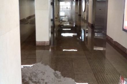 Вестибюль станции метро «Новые Черёмушки» был закрыт из-за прорыва горячей воды