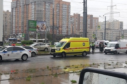 Автомобиль вылетел на тротуар в Петербурге